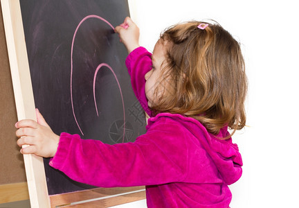 小女孩在黑板上写字图片
