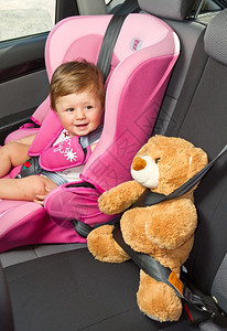 带着泰迪熊在车里微笑的容图片