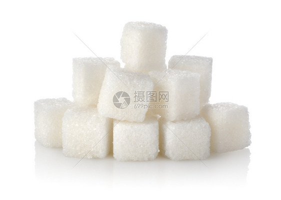 在白色背景上孤立的糖方体图片