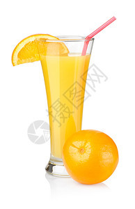 橙汁在一个玻璃杯中孤立在白色背景上图片