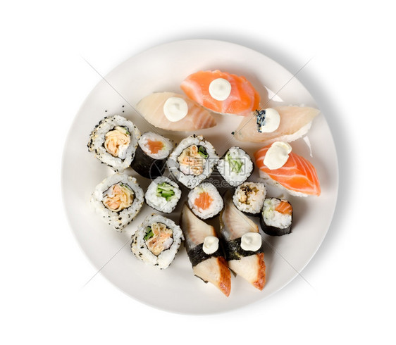 寿司和滚在一块盘子上用棍隔离在白色背景上图片