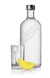 瓶装伏特加和柠檬图片
