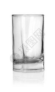 伏特加下的玻璃杯在白色背景上被隔离图片