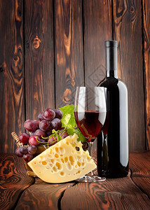 红酒和木背景的奶酪图片