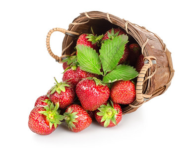 将草莓放在木篮子中以白色背景隔绝图片