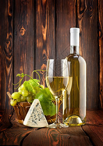 葡萄白酒和木本底蓝奶酪白葡萄酒图片