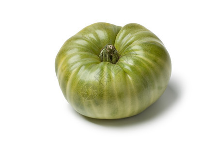 白色背景的绿青牛肉茶番茄图片