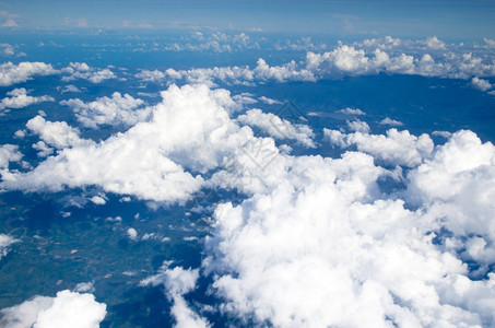 在蓝蓝的天空中有许多白云图片