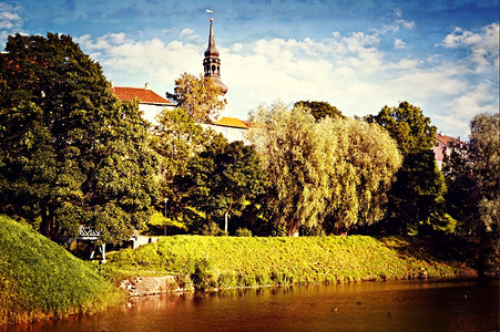旧欧洲城内用池塘建造公园的Retro风格明信片图片