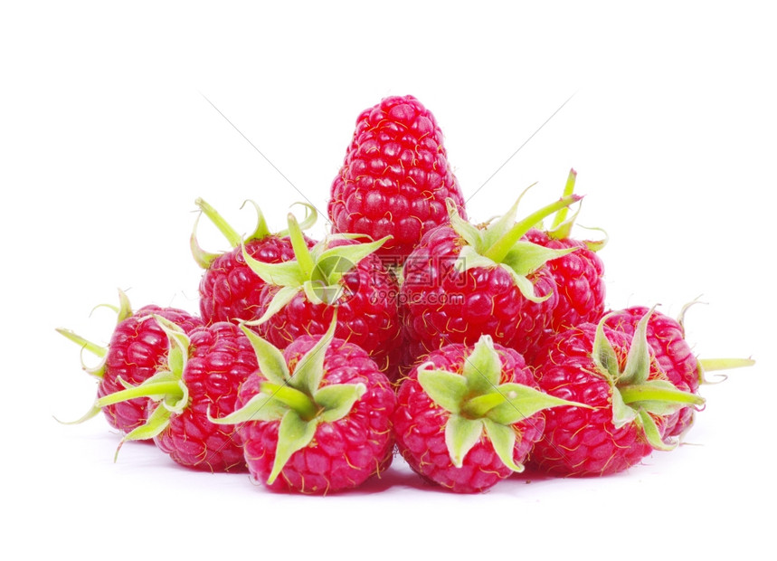 白色背景上隔离的新鲜raspberry关闭