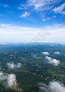 在高空中看风景图片