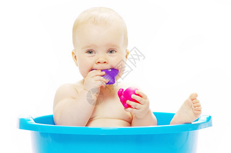 坐在蓝浴缸里的婴儿图片