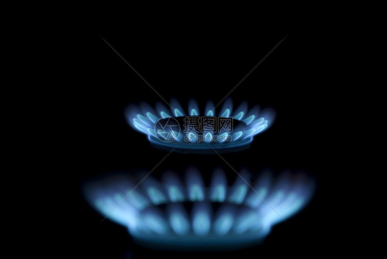 黑暗中煤气炉灶的蓝色火焰图片