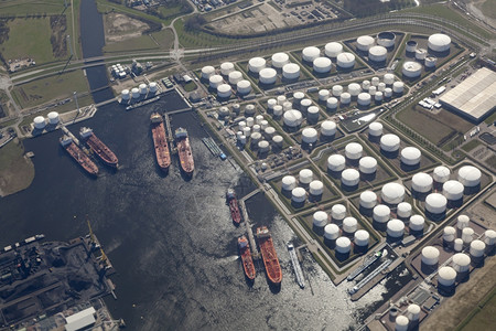 荷兰鹿特丹佩尼斯港与石化工业的空中观察高清图片