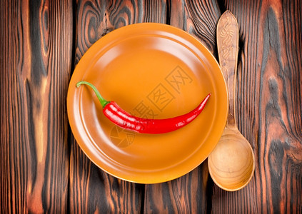 盘子里的胡椒和木本底勺子图片