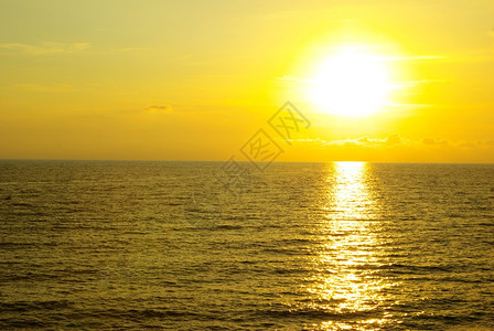 奇妙的日落在海面上图片