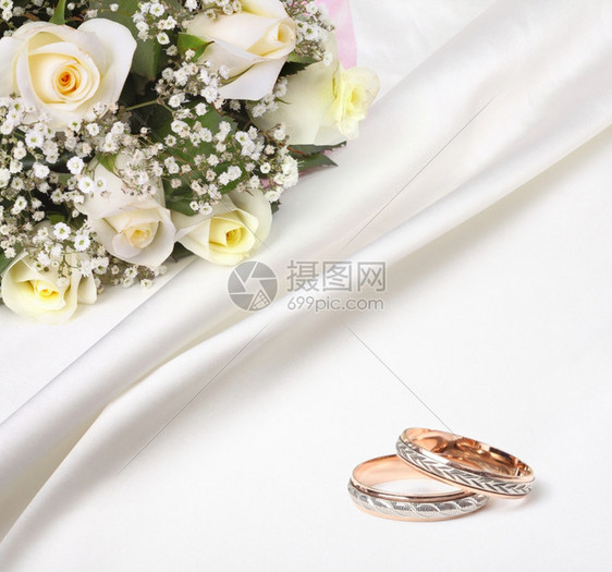 结婚戒指和玫瑰花束图片