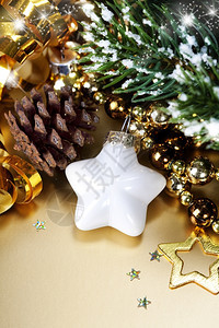 圣诞节组成包括圣诞树枝和装饰品图片