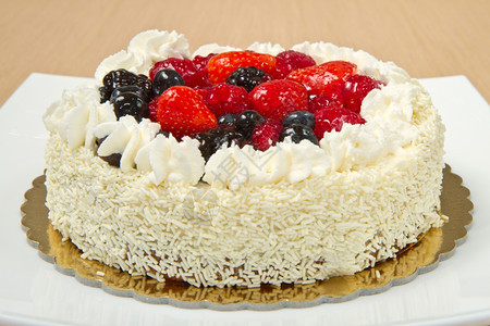 白奶油蛋糕鲜莓果图片