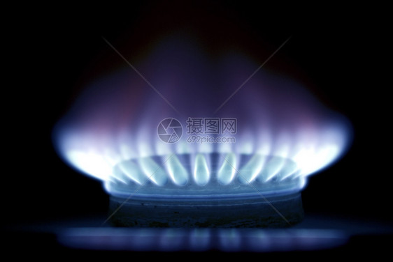 黑暗中煤气炉灶的蓝色火焰图片