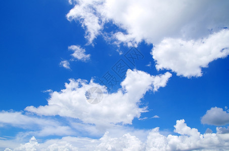 蓝色的天空有云太阳图片