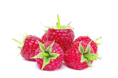 白色背景上隔离的新鲜raspberry关闭图片