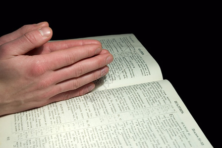 一个男人的手在圣经上拍祷告图片