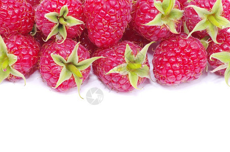 白色背景上隔离的新鲜raspberry关闭图片