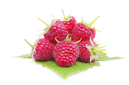 白色背景上隔离的新鲜raspberry关闭图片