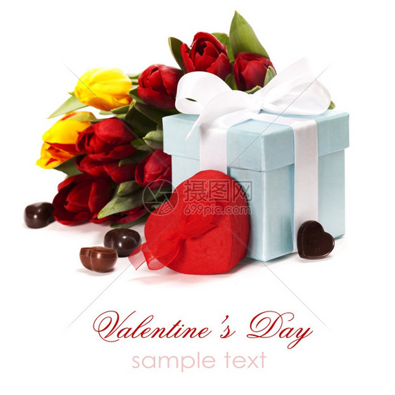 情人节日白色背景的礼物巧克力和花朵图片