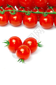 白上孤立的樱桃西红柿图片