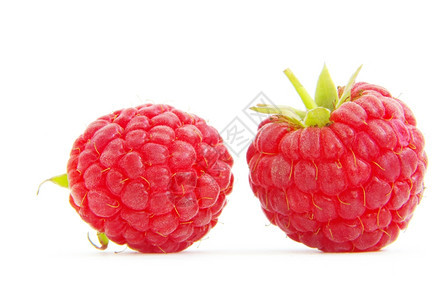 白色背景上隔离的新鲜raspberry关闭图片