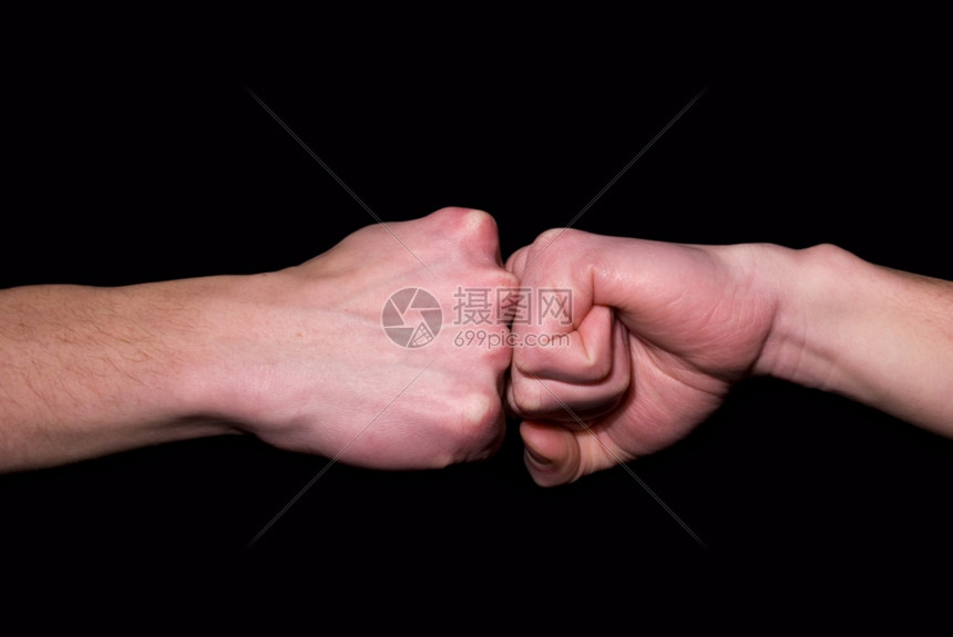 被黑背景的拳头击打中高清图片下载-正版图片303907950-摄图网
