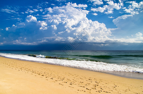 沙滩和蓝天空图片