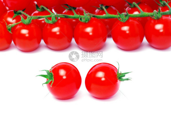 白孤立的樱桃西红柿图片