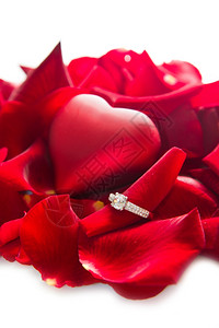 金钻石环和红玫瑰花瓣图片