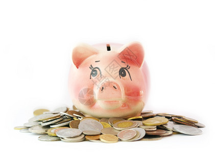 粉红小猪银行用硬币在白色背景中孤立图片