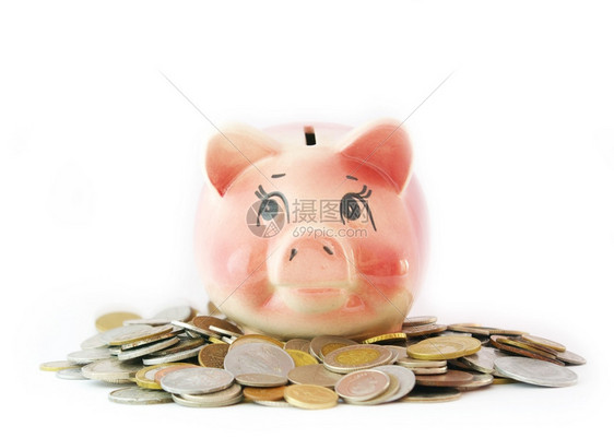 粉红小猪银行用硬币在白色背景中孤立图片