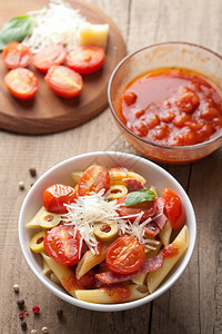 加番茄和腊肠的意大利面图片