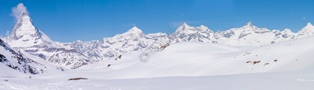 瑞士MathornPeakAlps地区带蓝天空的雪山脉景观全图片