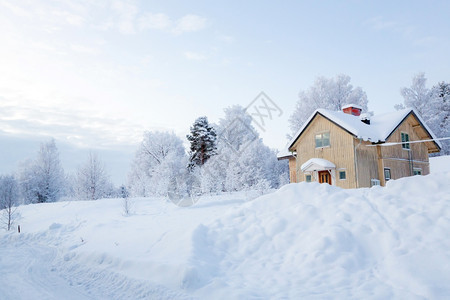 积雪中的小屋图片