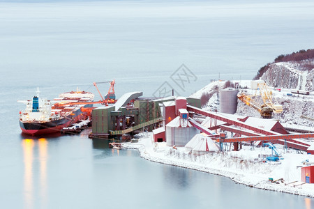 挪威纳尔维克铁矿石工厂造船装有作起重桥的货运轮图片