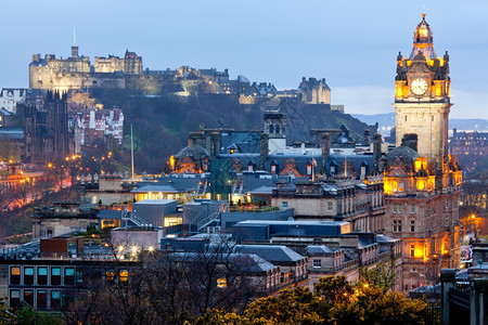 Edinburgh市风景来自苏格兰黄昏的CaltonHill图片