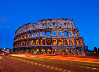 黄昏时分在意大利罗马市门前的Colosseum图片