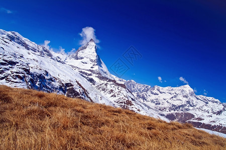 位于瑞士Gornergrat的干草地马特霍恩峰貌景观侧面展望图片