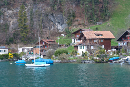 瑞士图恩湖周围的古老村庄图片