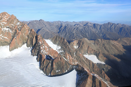 在新西兰的登山厨师顶部南阿尔卑斯山高处的陆坡在10英尺以上的高度从直升机上被射杀图片