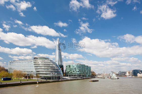 伦敦市政厅泰晤士河沿的天际线对抗蓝英国图片