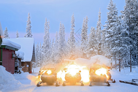 瑞典基律纳雪上停车的图片