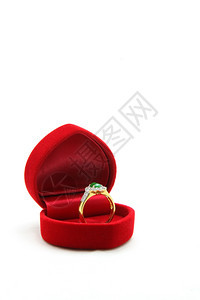 红色天鹅绒盒中的孤立女奢华豪钻石玉环图片
